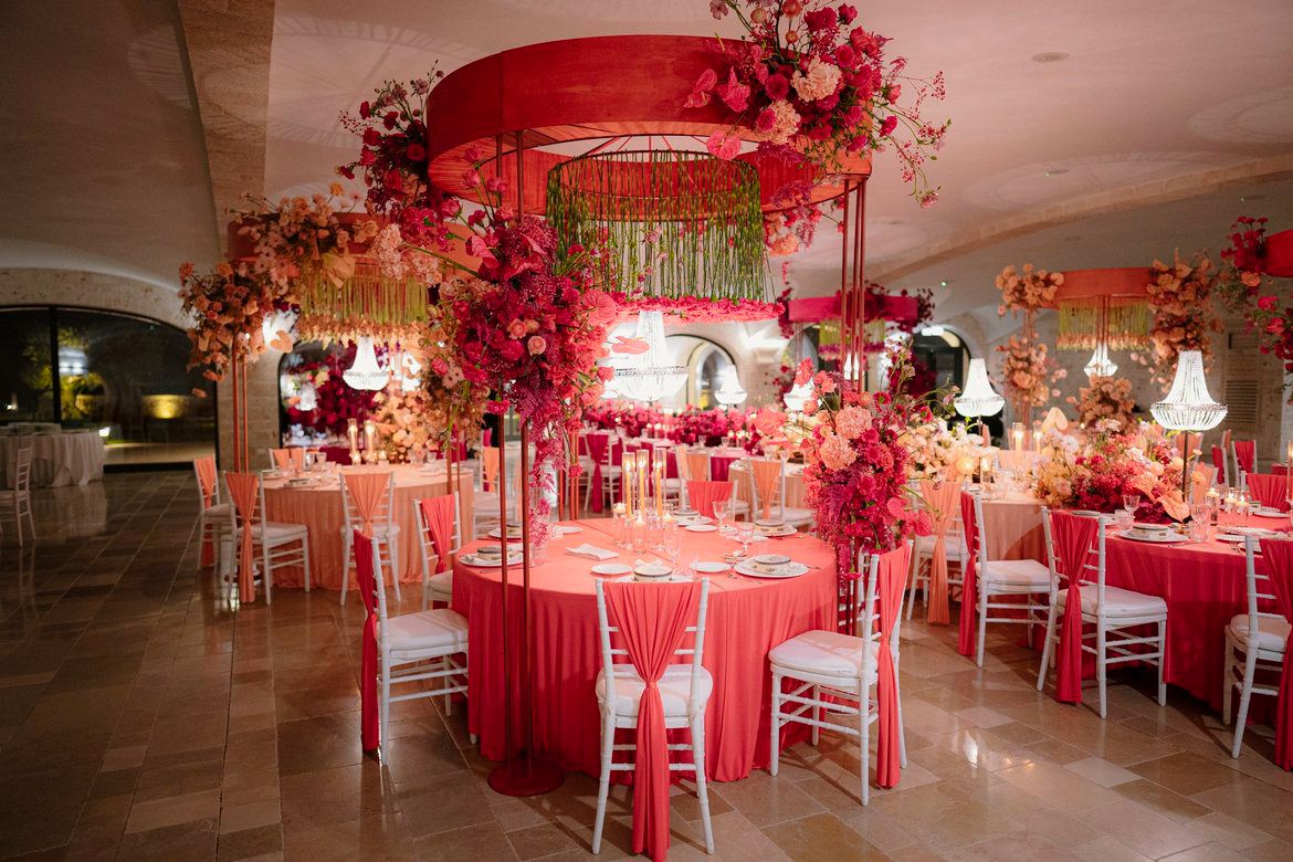 Sala ricevimento matrimoniale LIPPOLIS: allestimento totale corallo con chandelier floreale appeso